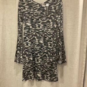 NWT ARIELLA GROMMET BELL SLEEVE DRESS GRAY TIGER SIZE LARGE